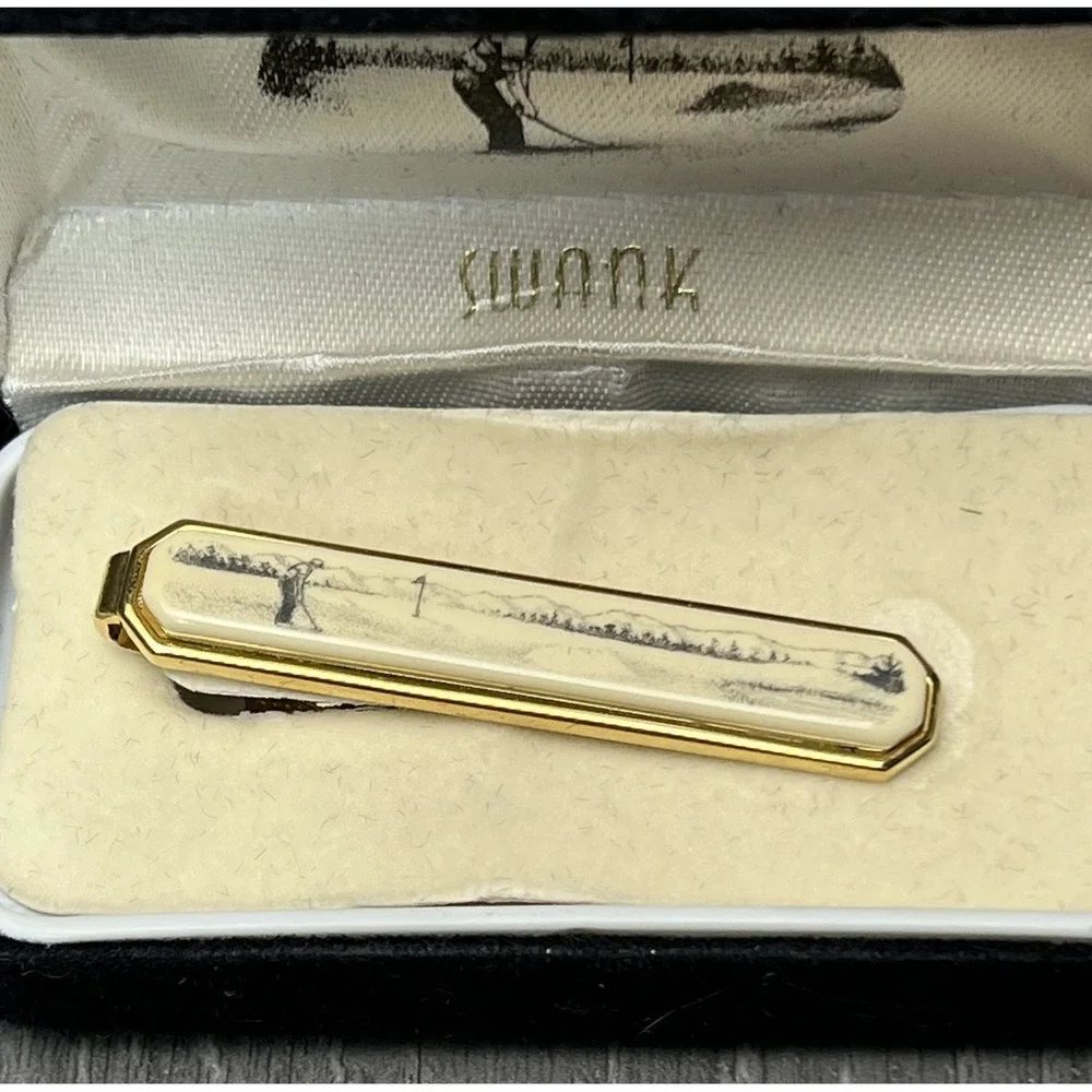 Vintage SWANK Men's Gold Tone Golf Scene Tie Clip Bar in Original Box‎